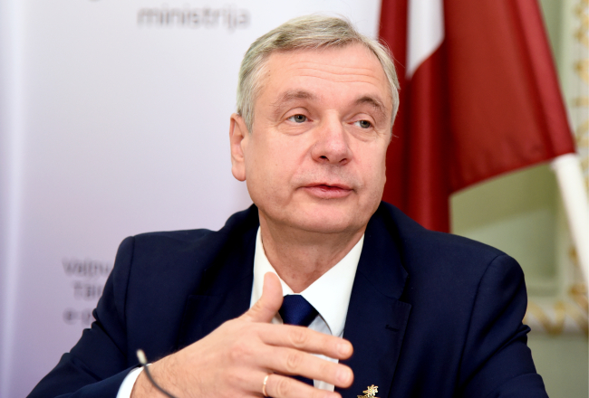 Izglītības un zinātnes ministrs Kārlis Šadurskis (V). Foto: Zane Bitere, LETA.