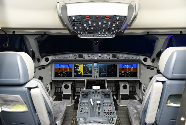 "airBaltic" pirmā Kanādas ražotāja saņemtā "Bombardier" CS300 lidmašīna lidostā "Rīga". Foto: Ieva Makare, LETA