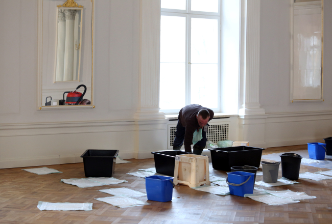 Ūdens noplūde rekonstruētās Rīgas pils bēniņos. Foto: Edijs Pālens, LETA.