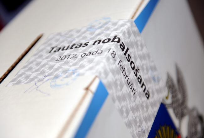 "Valodu referenduma" urna. Foto: Lita Krone, LETA.