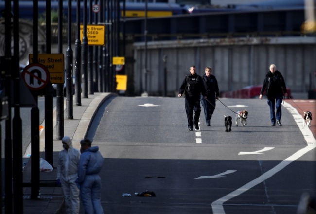 Londonas tiltu pēc terorakta pārbaudīja policija. Foto: Reuters-LETA