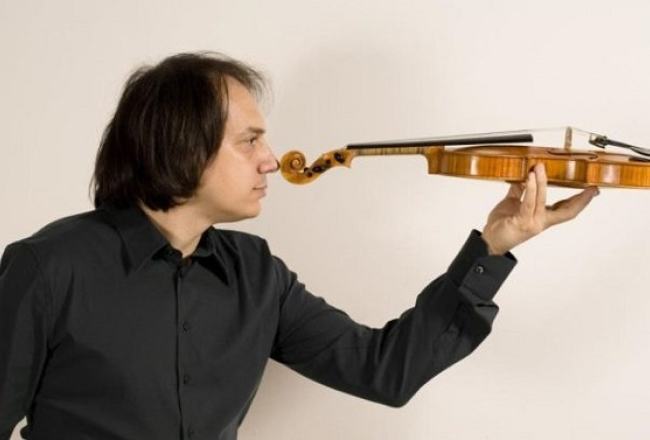 Itāļu vijoles virtuozs un improvizācijas meistars Luka Čarls. Publicitātes foto