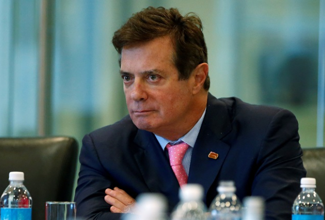 ASV prezidents Donalds Tramps (no kreisās) un kampaņas vadītājs Pols Manaforts kopā ar Trampa meitu Ivanku uzstājas Klīvlendā. Foto: Reuters/LETA