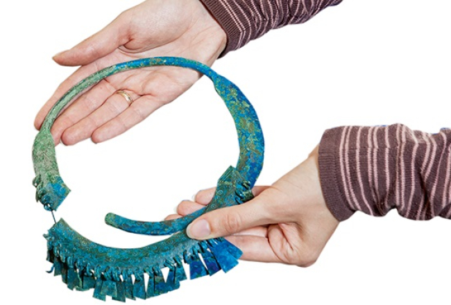 Viena no senlietām, kas atsavināta Asaru senkapos pieķertam mantracim un nodota Latvijas Nacionālajam vēstures muzejam. Datēta ar 14.—17. gadsimtu, raksturīga latgaļiem. Pēc muzeja Arheoloģijas departamenta vadītāja Jāņa Cigļa teiktā, pētniecībā vairs nav izmantojama, jo nav zināms konteksts — kurā kapulaukā un kādam cilvēkam kapā dota līdzi.