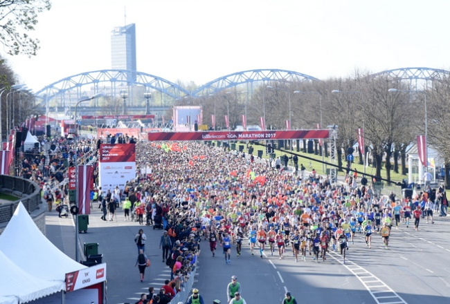 Skrējēji maratona un pusmaratona distancē. Foto: Zane Bitere, LETA
