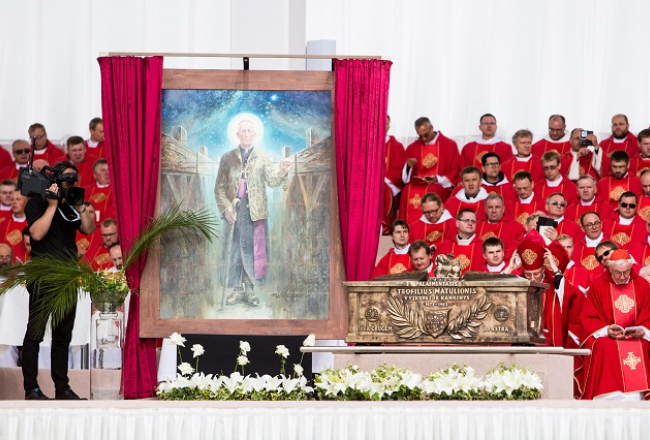 Viļņas Katedrāles laukumā svētdien notika padomju totalitārā režīma upura Lietuvas arhibīskapa Teofila Matuļoņa (1873-1962) beatifikācijas ceremonija. Foto: BNS/LETA