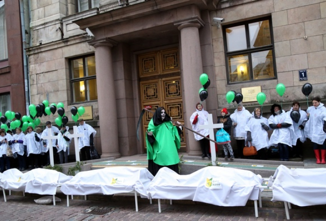 Mediķi protesta akcijā pie Finanšu ministrijas. Foto: Evija Trifanova, LETA