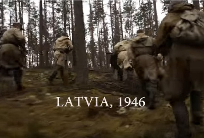Kadrs no NATO filmas par mežabrāļiem.