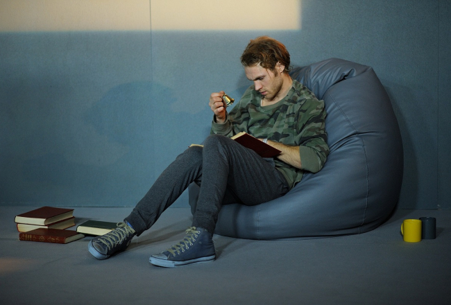 Kaspars Aniņš izrādē "Zilā". Foto Margarita Germane