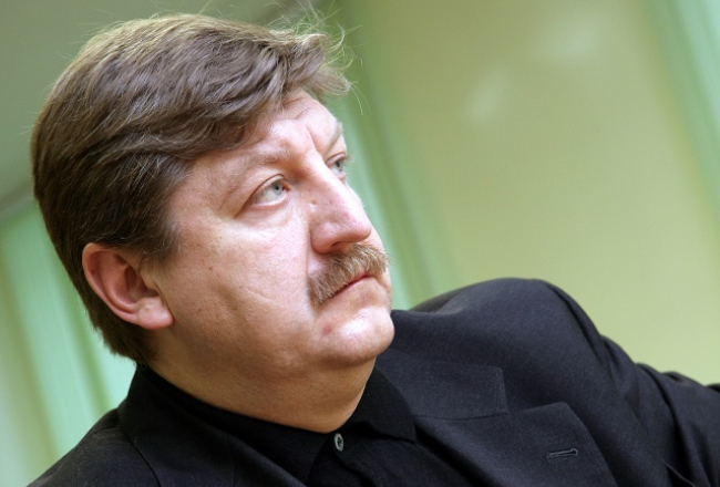 Apsūdzētais uzņēmējs Germans Milušs 2007.gadā pēc atliktās tiesas sēdes Jūrmalas mēra vēlēšanu kukuļošanas krimināllietā Zemgales apgabaltiesā.