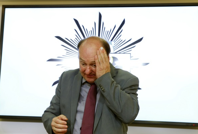 Minhenes policijas priekšnieks Hubertuss Andrē preses konferencē sestdienas naktī slauka sviedrus. Foto: Reuters/LETA