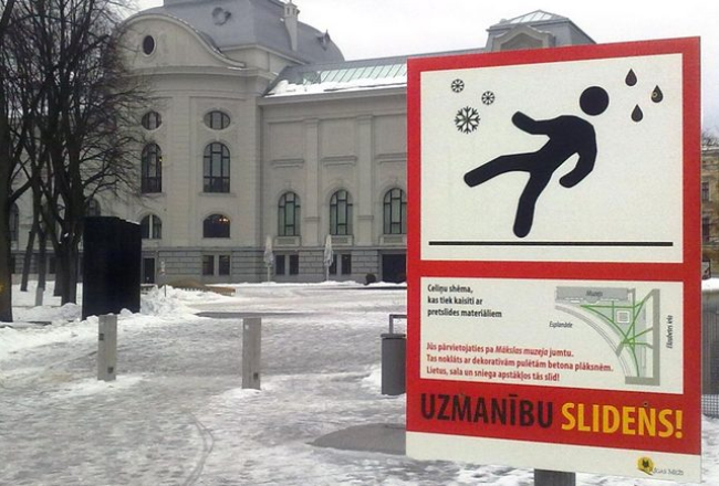 Brīdinājuma zīme Esplanādē pie Latvijas Nacionālā mākslas muzeja. Foto: Gunārs Nāgels