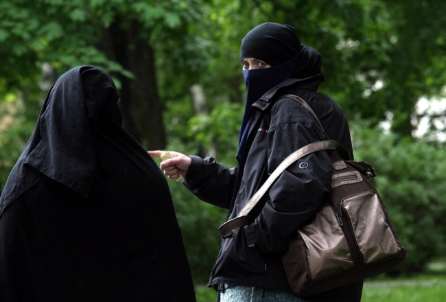 Sievietes nikabos pastaigājas Rīgas parkā. Foto: Edijs Pālens, LETA
