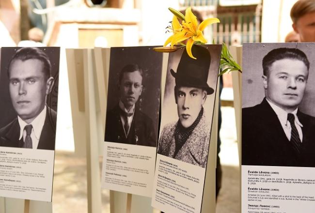 Latvijas Okupācijas muzeja ekspozīcijā Stūra mājā atklāta izstāde "Pēc mums vēl ilgi zeme skums", kas veltīta 99 Latvijas iedzīvotājiem - komunistiskā terora upuriem -, kurus pirms 75 gadiem čekisti nošāva un apraka Rīgas Centrālcietumā.