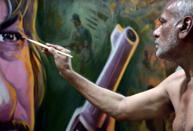 Kadrs no filmas "Oriģinālā kopija" ("Original Copy") par pēdējo filmu plakātu gleznotāju Mumbajā, Indijā. Publicitātes foto