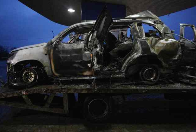 EDSO patruļas auto pēc uzskriešanas uz mīnas Ukrainas Austrumu daļā. Foto: AFP-LETA