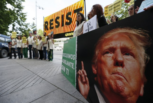 ''Greenpeace'' aktīvistu protests pret Trampa lēmumu ASV izstāties no Parīzes klimata konvencijas. Foto: EPA-LETA