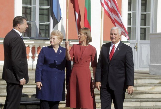 Tikšanās laikā ar ASV viceprezidentu Maiku Pensu (pa labi) Baltijas valstus prezidenti Raimonds Vējonis (no kreisās), Daļa Grībauskaite un Kersti Kaljulaide. Foto: AFP/LETA