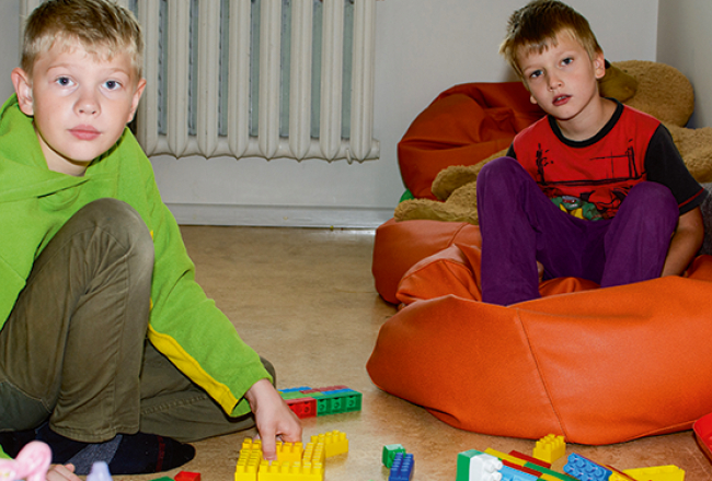 Desmitgadīgais Oskars (no kreisās) ir animācijas filmu tēlu minjonu fans, tāpēc lego mājas būvniecībā izvēlas dzelteno — minjonu — krāsu.