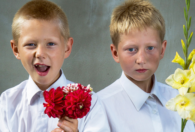 Mareks (no kreisās) mācīsies Alojas vidusskolas 2. klasē, Dāvis — 3. klasē.