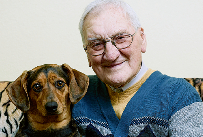 «Tēvs nodzīvoja 92, māte — 82 gadus. Kaimiņi jau prasa, lai dodu recepti. Neko: šņabi dzeru un dzeru alu,» smejas Arvīds Blūzmanis. Viņš 95 gadu vecumā vēl izstaigā veikalus Carnikavā un izved āra suni Džeinu.