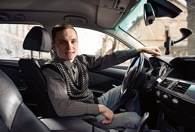 Latvijā ir 1275 vājdzirdīgu autovadītāju. CSDD neuzskaita nedzirdīgos šoferus. Kristaps Beisons ir viens no diviem Taxify nedzirdīgajiem autovadītājiem.