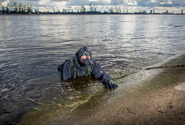 No auksta ūdens Raivo nav bail. Viņš kopš 1998. gada ir zemessardzes 52. kājnieku bataljona dienestā, rūdīts mācībās. Vai varētu noķert maluzvejnieku, ja vienīgais ceļš būtu pa gaisu? Raivo smiedamies atbild: «Varētu!»