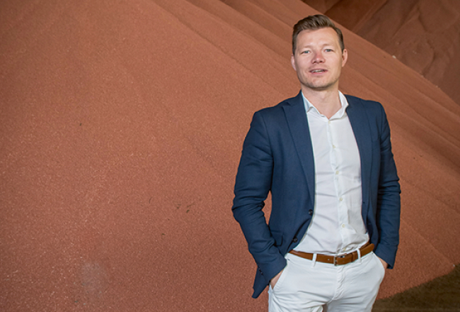 NPK Expert īpašnieks Ģirts Cēlājs sevi dēvē par praktizējošu agronomu ķīmiķi, jo arī pats raksta produktu formulas. «Mūsu priekšrocība ir tā, ka darbojamies kā aptiekāri — uztaisām precīzu recepti un laikā nogādājam klientam. Faktiski esam kā liels bārmenis, kas taisa kokteiļus uz pasūtījumu.»