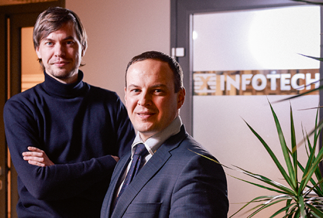 X Infotech vienpadsmito gadu nodarbojas ar elektronisko dokumentu un maksājumu karšu drošu izdošanu un pārbaudes infrastruktūras izstrādi un programmatūras pārdošanu. Māris Birģelis (pa kreisi) un Sergejs Jeļisejevs ir divi no uzņēmuma īpašniekiem. Vadims Tereško un Aleksandrs Popovs bildēšanās brīdi bija komandējumos.