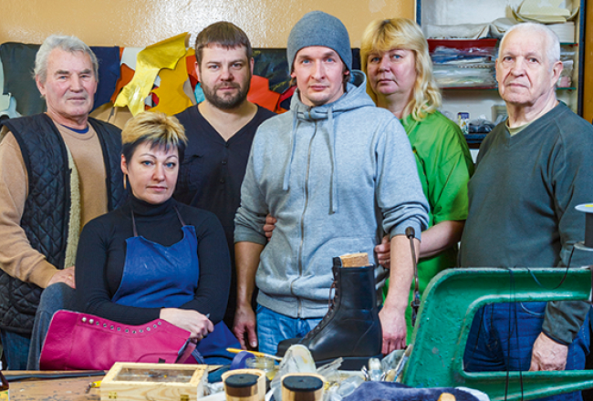 «Šajā jomā daudz kas ir kā dāvana. Cenšamies maksimāli nākt pretī klientiem. Visi esam fanātiķi. Ja ir vajadzīgs, esam darbā jau pusseptiņos, beidzam vakarā ap septiņiem,» paziņo Gunārs Kožuhovskis (no kreisās), Tatjana Čuliha, Oļegs Stoļarovs, Andris Rucis, Andžela Klētniece un Oļegs Afanasjevs.