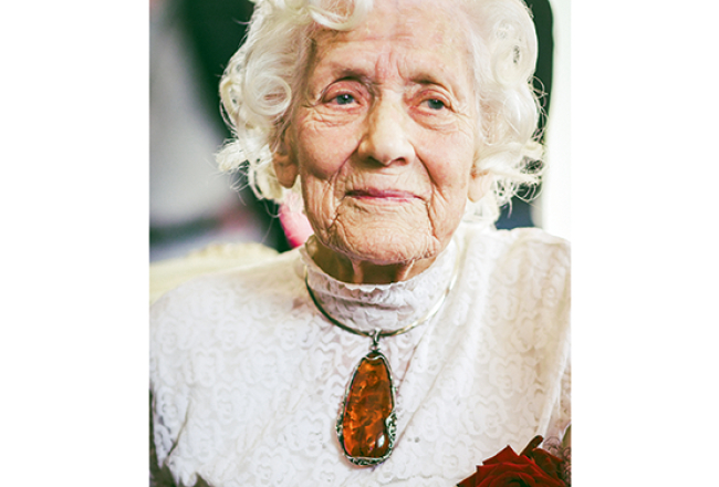 Alise Lauva (100) no Tukuma ir ļoti sprigana un otrajā stāvā uz ceremoniju Rundāles pilī uznūjo. Alise novēl nedarīt ļaunu savai zemei, jo «tā pastāvēs tāda, kādu to paši veidosim.»
