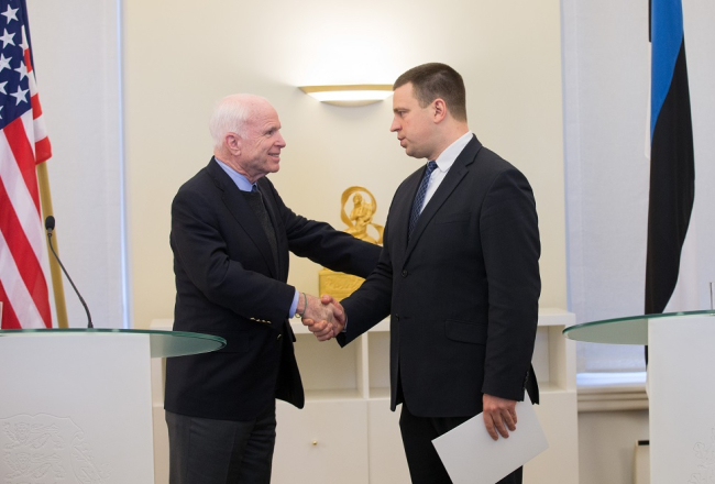 ASV Senāta Bruņoto dienestu komitejas priekšsēdētājs Džons Makeins un Igaunijas premjerministrs Jiri Ratass. Foto: LIIS TREIMANN, POSTIMEES