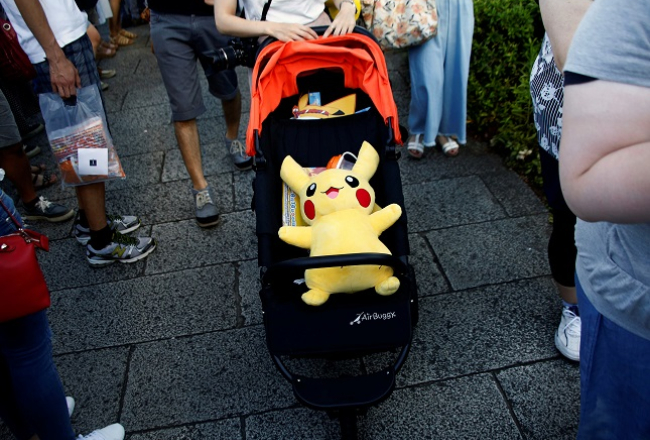 Pokemons bērnu ratiņos. Foto: Reuters/LETA