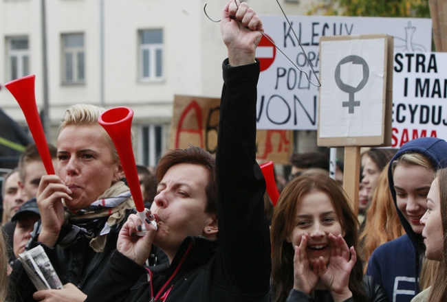 Polijas sievietes protestē pret ieceri pilnībā aizliegt abortus. Foto: AP-LETA