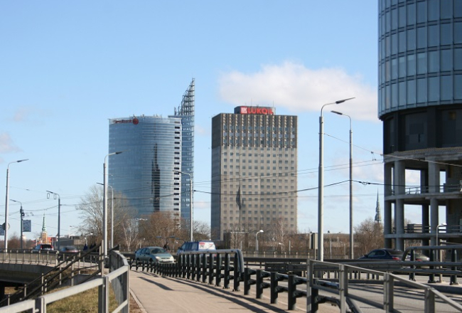 Preses nams un "Swedbank" ēka Ķīpsalā. Foto: Rebeka Žeire, LETA