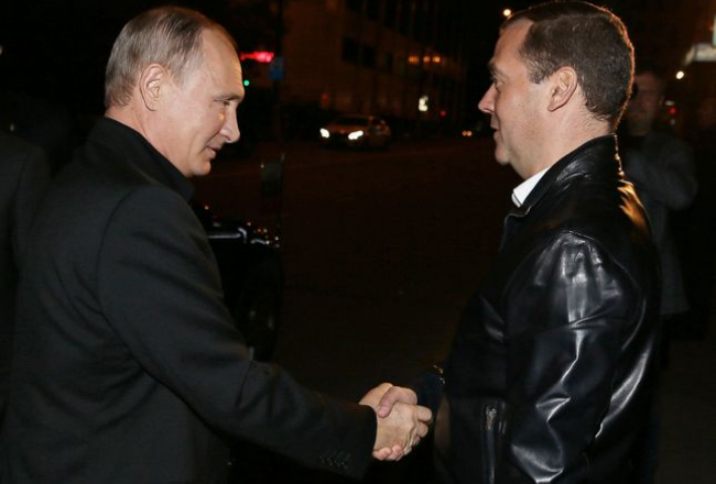 Vladimirs Putins un Dmitrijs Medvedevs. Foto: LETA-AFP