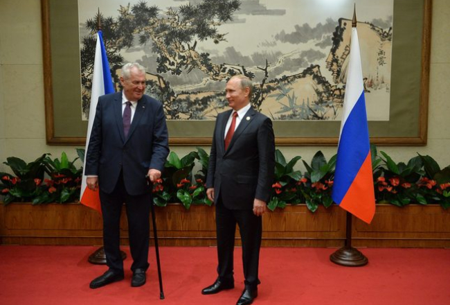 Milošs Zemans un Vladimirs Putins tikšanās laikā Ķīnā. Foto: LETA-RIA Novosti
