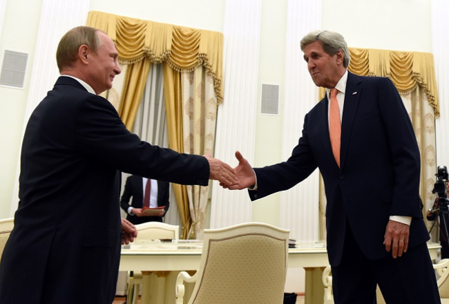 Džons Kerijs Maskavā tiekas ar Vladimiru Putinu. Foto: Reuters/LETA