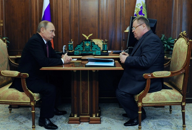 Krievijas prezidents Vladimirs Putins (no kreisās) tiekas ar Krimas jauno pārvaldītāju Vladimiru Ustinovu pēc Krimas un Sevastopoles iekļaušanas Dienvidu federālajā apgabalā.