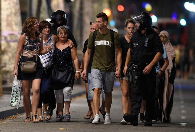Policija no nozieguma zonas izved cilvēkus. Foto: AFP/LETA