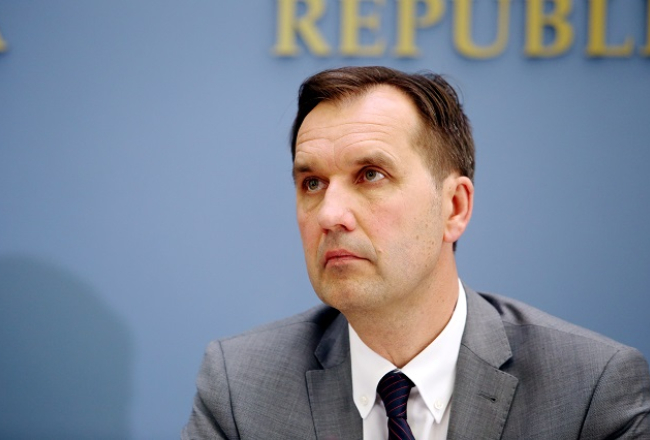 Valsts prezidents Raimonds Vējonis (no labās) un Latvijas vēstnieks Krievijā Māris Riekstiņš akreditācijas vizītes laikā Rīgas pilī.