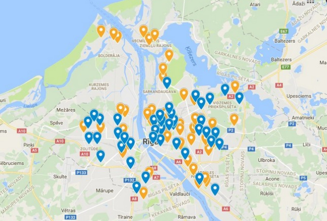 Rīgas kartē ar zilām atzīmēm ir skolas, kurās skolēnu skaits pārsniedz 800, ar oranžām tās, kura tas ir mazāks. Ekrāna stopkadrs no Nikas Aleksejevas pēc Re:Baltica žurnālistes Sanitas Jembergas pieteikuma veidotās kartes.