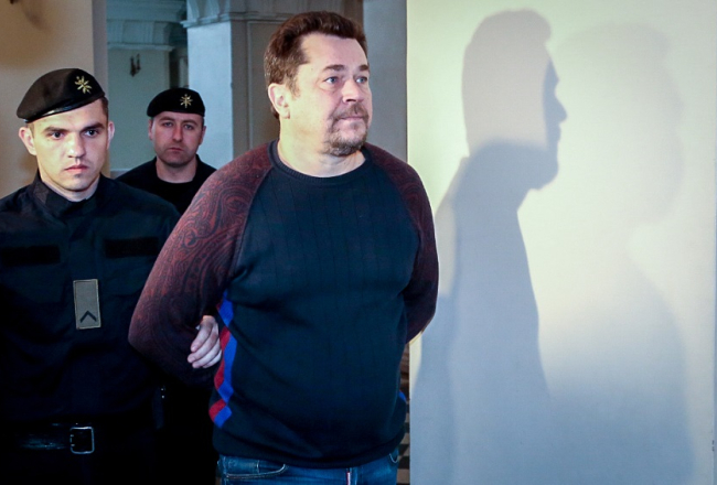 Ēvaldu Rimašausku konvojs pavada uz tiesas sēdi. Foto: BNS/LETA