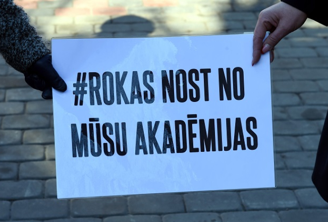 Šogad martā pie Ministru kabineta protestēja Rīgas Pedagoģijas un izglītības vadības akadēmijas (RPIVA) studenti, darbinieki un atbalstītāji, pieprasot RPIVA likvidācijas procesa pārtraukšanu.