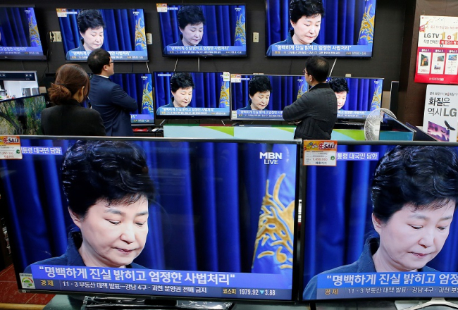 Dienvidkorejas prezidente Paka Gunjhe saka uzrunu iedzīvotājiem 2016. gadā. Foto: Kim Hong-Ji, Reuters/LETA