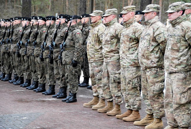 NATO karaspēks. Foto: Agencja Gazeta, REUTERS/LETA.