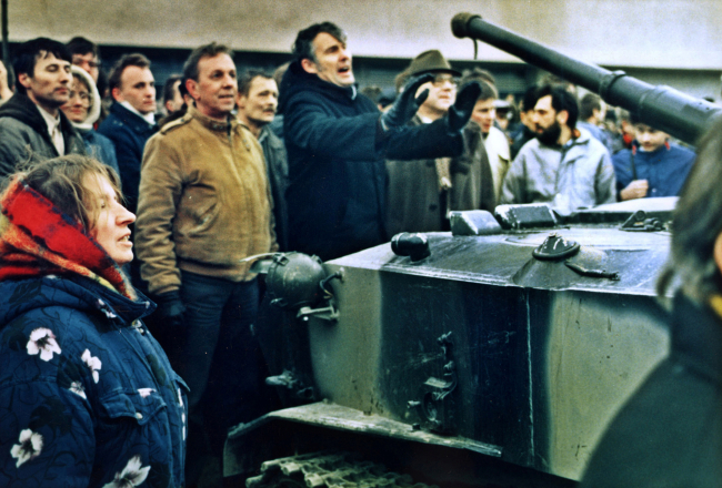Lietuviešu pretstāve padomju tankiem pie Preses nama 1991. gada 11. janvārī. Foto: Peter Andrews, REUTERS/LETA.