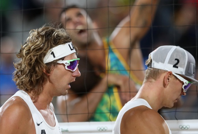 Latvijas pludmales volejbolisti Aleksandrs Samoilovs (no kreisās) un Jānis Šmēdiņš negaidīti ātri izstājas no sacensības par medaļām. Foto: AP/LETS