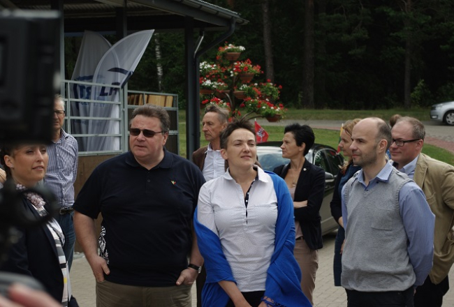 Lietuvas ārlietu ministrs Lins Linkevičs (otrais no kreisās) kopā ar Ukrainas lidotāju Nadiju Savčenko tikšanās laikā Lietuvā. Foto: BNS/LETA