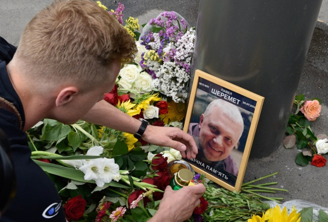Cilvēki liek ziedus Pāvela Šeremeta piemiņai. Foto: Sputnik/LETA